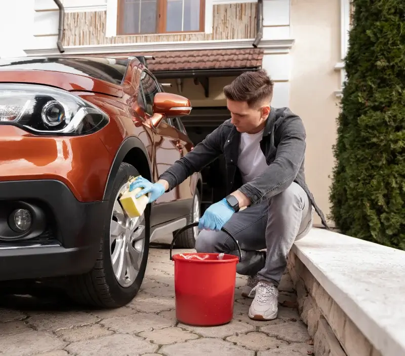 Lavage auto à domicile Saint-Pierre-de-Lages : professionnel intervenant sur un véhicule